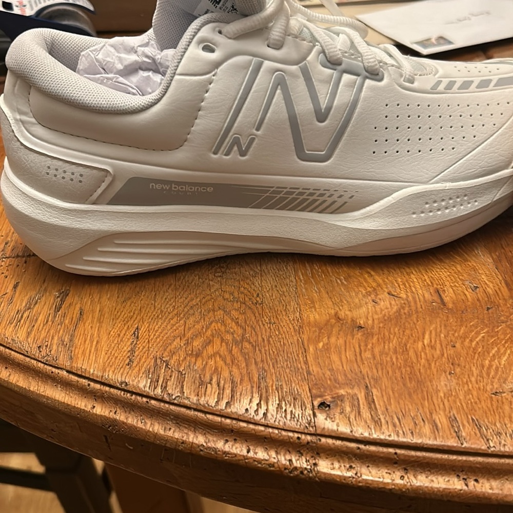 NWT never used new balance tennis court shoes